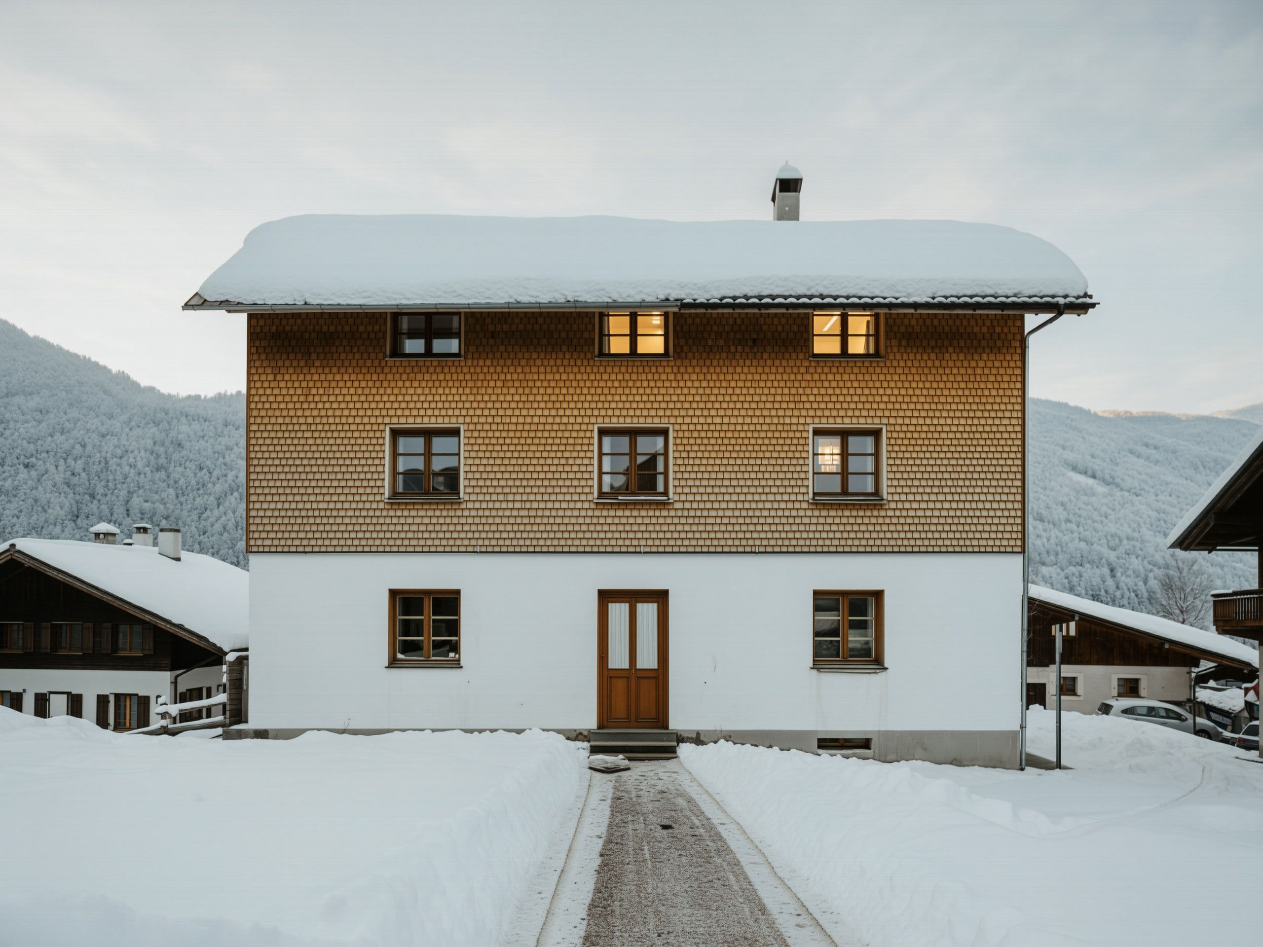 Haus Litzi im tiefen Schnee, die Fenster warm erleuchtet